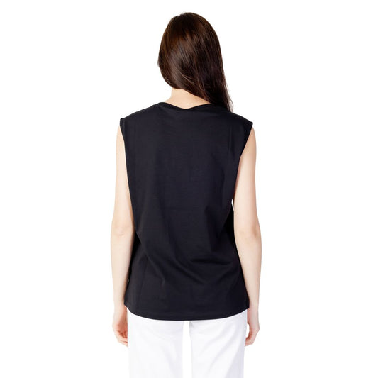 Woman wearing a Blauer black cotton t-shirt from the Spring/Summer collection.