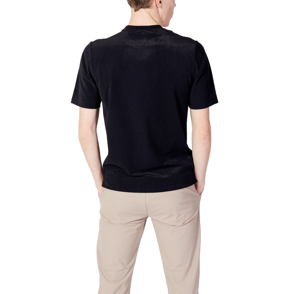 Front view with bag zipped and handles upright.