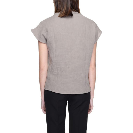 Back view of Jacqueline De Yong gray cotton shirt on a model, showcasing short sleeves and eco-friendly fabric.
