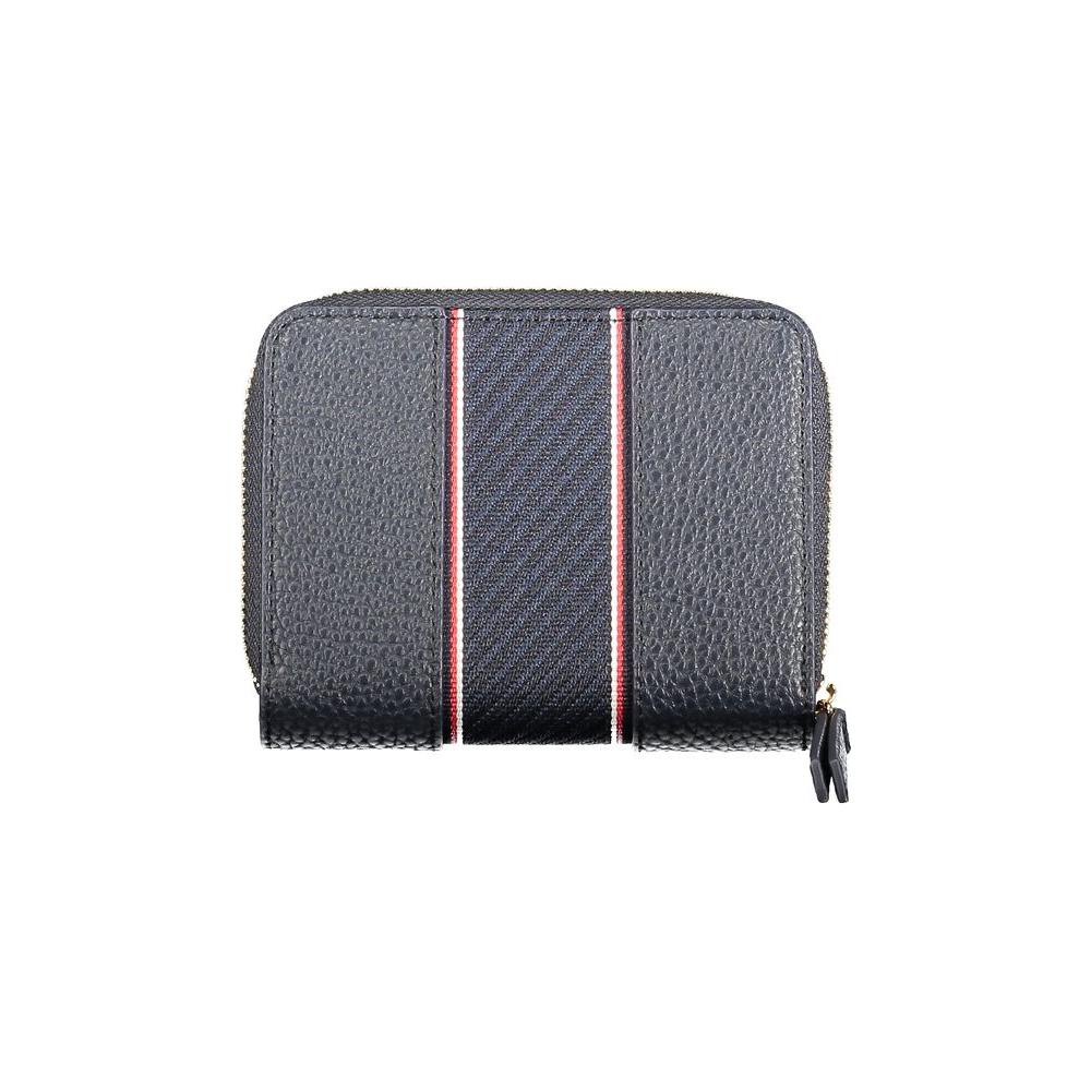Front view with bag zipped and handles upright.