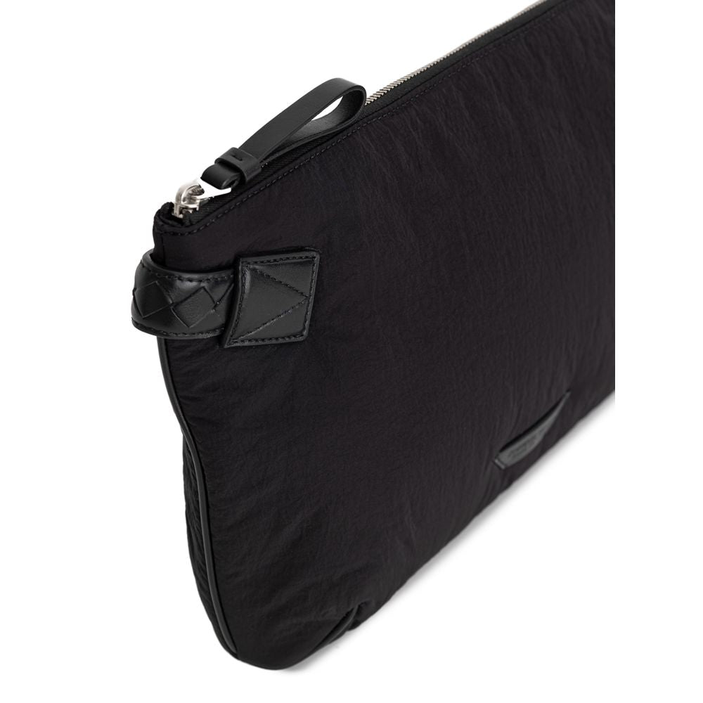 Front view with bag zipped and handles upright.