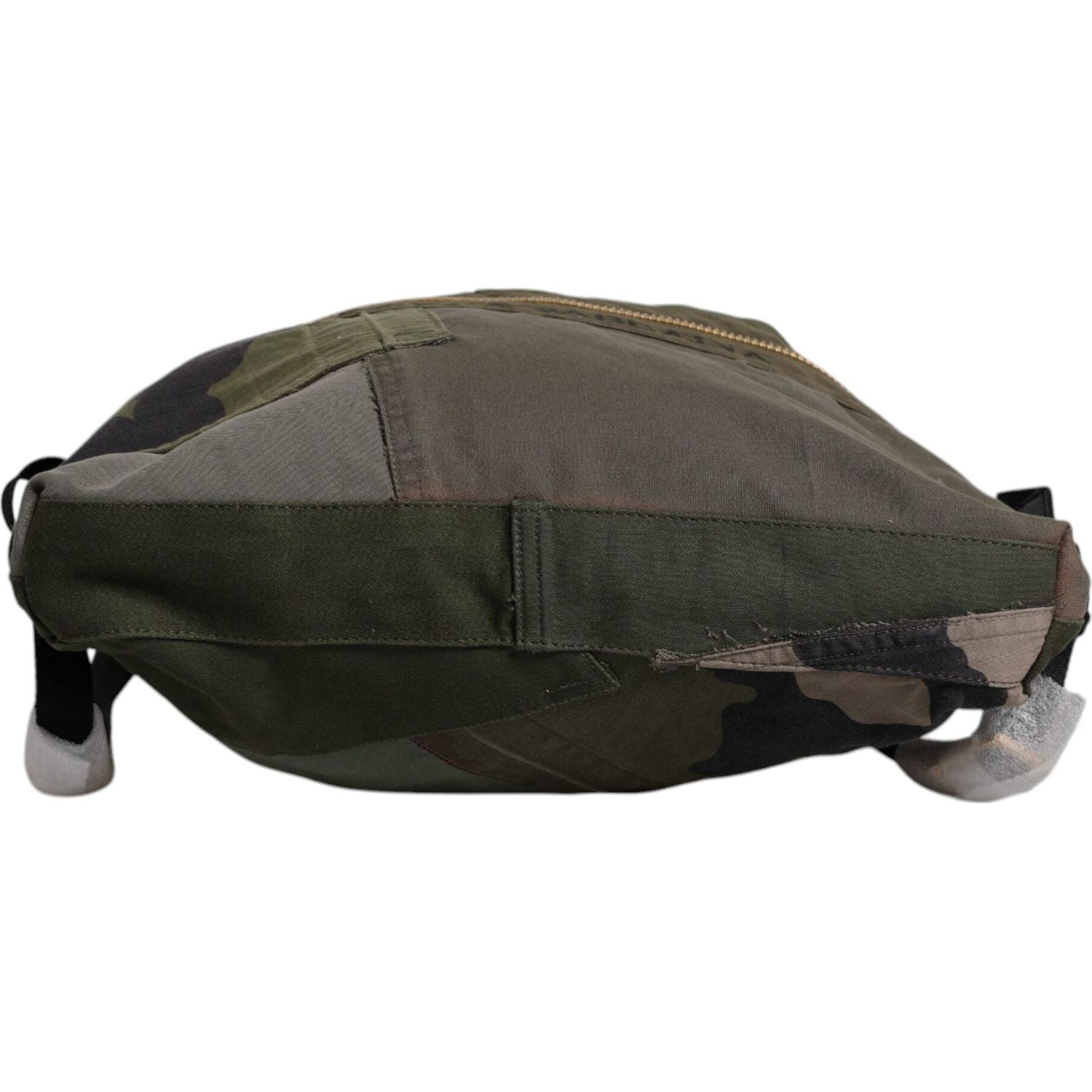 Front view with bag zipped and handles upright.