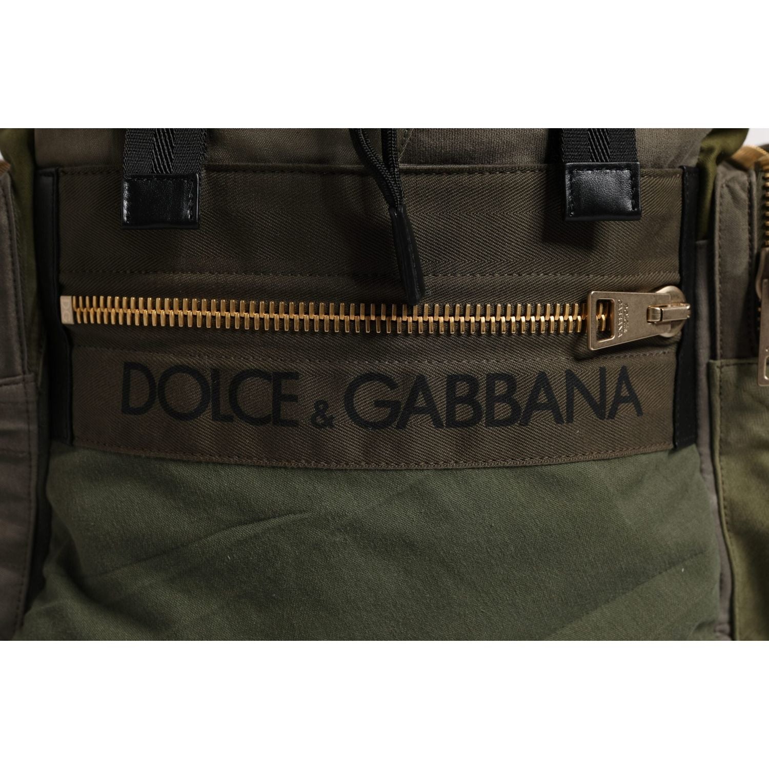Front view with bag zipped and handles upright.