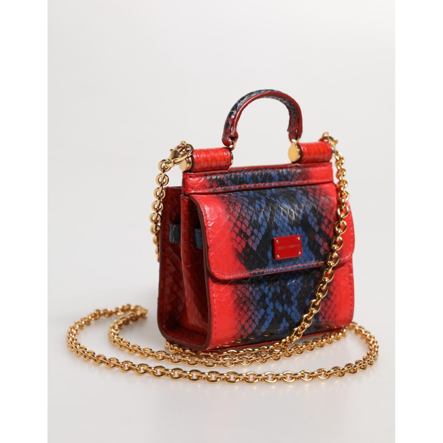 Front view with bag zipped and handles upright.