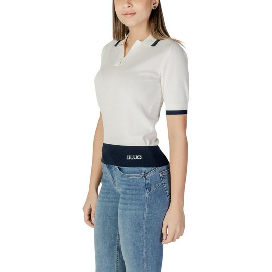 Woman wearing Liu Jo white viscose top, spring/summer collection, showcasing stylish short sleeve design with jeans.