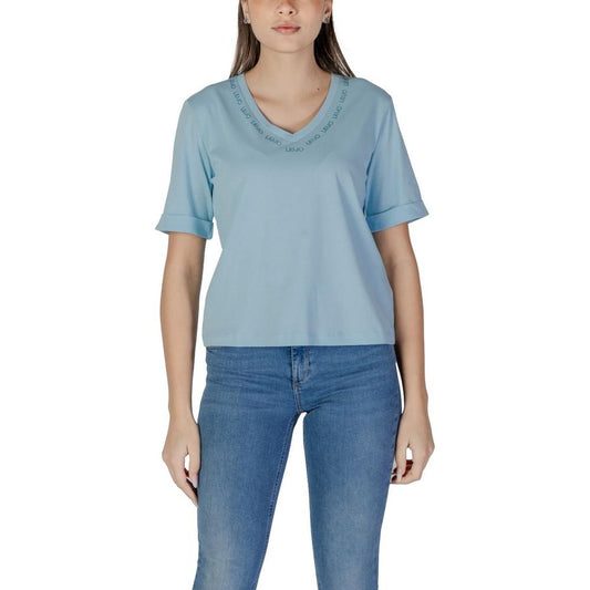 Woman wearing Liu Jo blue cotton short-sleeve T-shirt, part of the spring/summer collection. Casual and stylish fashion.