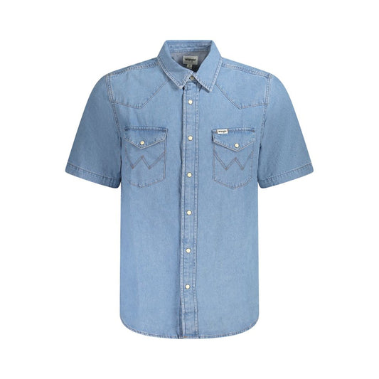 Wrangler light blue cotton men's shirt with automatic fastenings and two pockets, featuring iconic logo, front view.